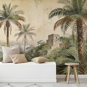 Puede incluir: Un mural de estilo vintage que representa un paisaje tropical con palmeras, una estructura de piedra y exuberante vegetaci&oacute;n. La paleta de colores incluye tonos de verde, marr&oacute;n y beige. La escena evoca una sensaci&oacute;n de viaje y aventura.