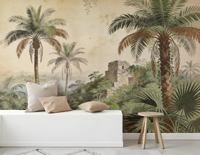 Puede incluir: Un mural de estilo vintage que representa un paisaje tropical con palmeras, una estructura de piedra y exuberante vegetaci&oacute;n. La paleta de colores incluye tonos de verde, marr&oacute;n y beige. La escena evoca una sensaci&oacute;n de viaje y aventura.