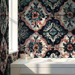 Könnte beinhalten: Dekorative Fliesen mit floralem Muster in Türkis, Rot und Creme. Die Fliesen sind an einer Wand angeordnet und erzeugen eine Vintage-Ästhetik. Das Design zeichnet sich durch aufwendige Details und einen klassischen, verzierten Stil aus, der sich für Badezimmer- oder Küchendekoration eignet.