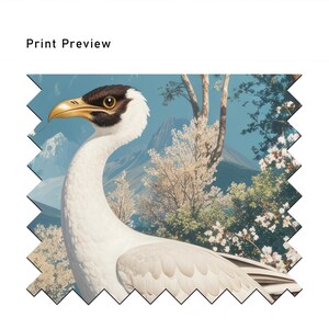 Op de afbeelding: Een witte vogel met een zwarte kop en een lange nek staat voor een berglandschap met bloeiende bomen. De vogel heeft een gele snavel en zwarte ogen. De achtergrond is een blauwe lucht met witte wolken.
