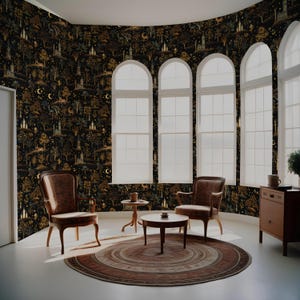 Puede incluir: Una habitaci&oacute;n con un papel pintado oscuro con un dise&ntilde;o de bosque dorado y negro, ventanas arqueadas y dos sillas de cuero marr&oacute;n. Una alfombra redonda y una mesa peque&ntilde;a est&aacute;n en el centro. Un mueble de madera est&aacute; a la derecha.