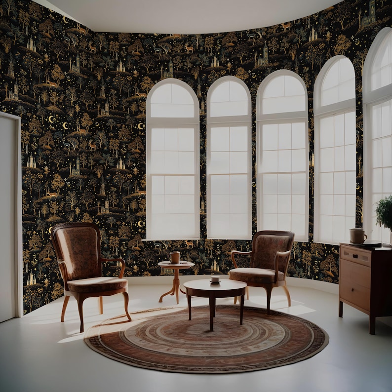 Puede incluir: Una habitaci&oacute;n con un papel pintado oscuro con un dise&ntilde;o de bosque dorado y negro, ventanas arqueadas y dos sillas de cuero marr&oacute;n. Una alfombra redonda y una mesa peque&ntilde;a est&aacute;n en el centro. Un mueble de madera est&aacute; a la derecha.