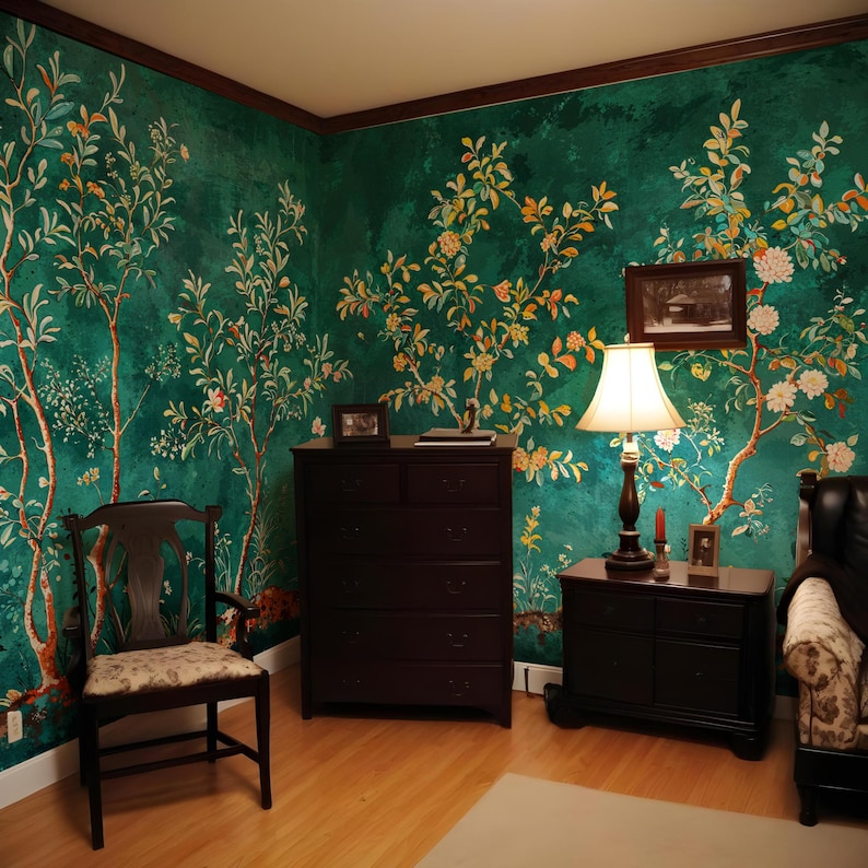 Pode incluir: Um quarto com papel de parede verde escuro com um padr&atilde;o floral. O quarto tem uma c&oacute;moda de madeira escura, uma cadeira, uma mesa de cabeceira com uma l&acirc;mpada e um sof&aacute;.