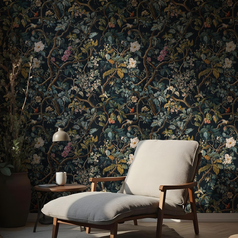 Peut inclure: Un papier peint bleu fonc&eacute; avec un motif floral compos&eacute; de branches, de feuilles et de fleurs complexes dans des tons de rose, blanc et jaune. Le papier peint est accentu&eacute; par de petits oiseaux rouges dans tout le motif.