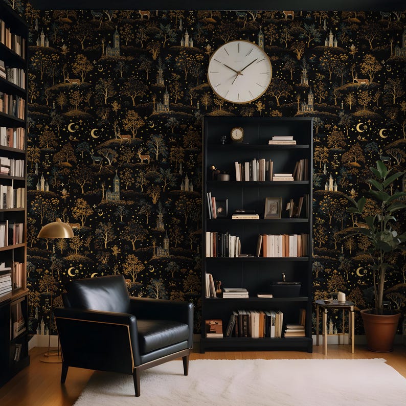 Puede incluir: Una habitaci&oacute;n con una estanter&iacute;a negra, un sill&oacute;n de cuero negro y un gran reloj redondo. El papel pintado presenta un fondo oscuro con un dise&ntilde;o de bosque dorado y verde. Tambi&eacute;n se ven una l&aacute;mpara de pie y una planta en maceta.