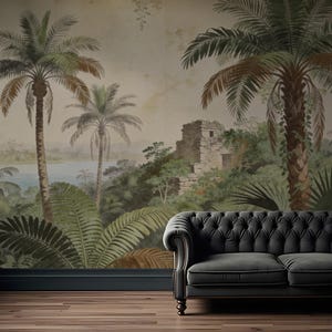 Puede incluir: Un mural detallado que representa un paisaje tropical con palmeras, exuberante vegetaci&oacute;n y una estructura de piedra. La escena se desarrolla sobre un fondo apagado, con un sof&aacute; gris oscuro en primer plano y un suelo de madera.