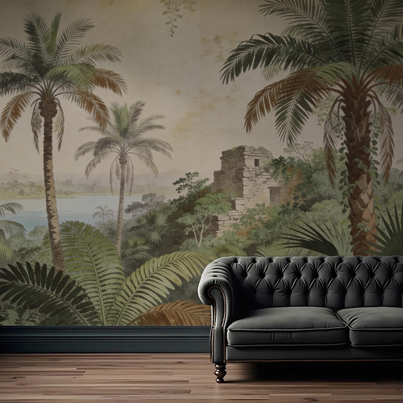 Puede incluir: Un mural detallado que representa un paisaje tropical con palmeras, exuberante vegetaci&oacute;n y una estructura de piedra. La escena se desarrolla sobre un fondo apagado, con un sof&aacute; gris oscuro en primer plano y un suelo de madera.
