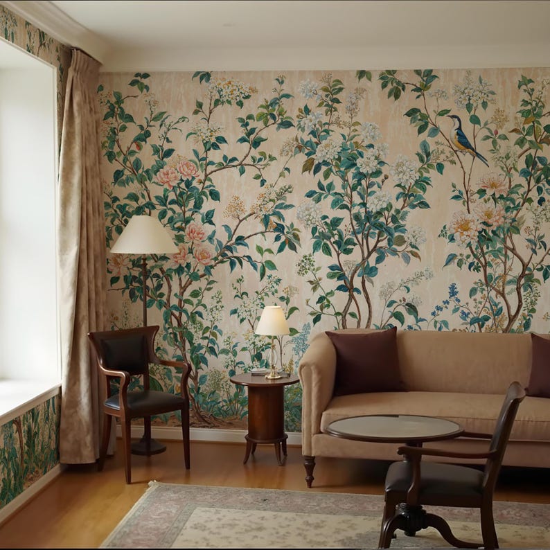 K&ouml;nnte beinhalten: Ein Wohnzimmer mit floraler Tapete mit rosa und wei&szlig;en Blumen, gr&uuml;nen Bl&auml;ttern und einem blauen Vogel. Der Raum umfasst ein beiges Sofa, Holzm&ouml;bel, Lampen und einen gemusterten Teppich.