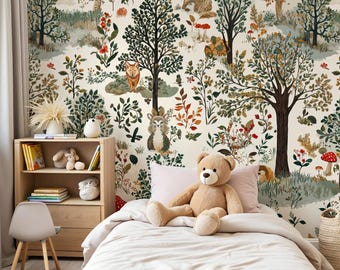 Puede incluir: Un mural de bosque caprichoso con una variedad de árboles, flores y animales, incluyendo un zorro, un gato y un erizo. El mural está pintado en una paleta de colores suaves y apagados y es perfecto para la habitación de un niño.