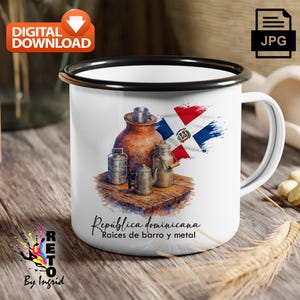Pode incluir: Uma caneca de esmalte branco com borda preta apresentando um gráfico de um pote de barro, uma cafeteira de metal e um recipiente de metal empilhável sobre uma superfície de madeira, junto à bandeira da República Dominicana e ao texto República dominicana Raíces de barro y metal.