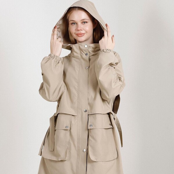 Beigefarbener Oversize-Regenmantel mit Kapuze, großer Fronttasche und Knopfverschluss vorne - Damen Regenjacke - Stilvolle Oberbekleidung - Regentag-Mode