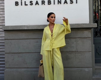 Ensemble pantalon et chemise en lin jaune pour femme - Ensemble deux pièces ; Pantalon palazzo et chemisier ample à nouer sur le devant - Ensemble estival en lin - Cadeau unique