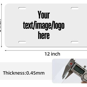 Könnte beinhalten: Ein weißer, rechteckiger Nummernschild-Rohling mit abgerundeten Ecken. Er misst 30,5 cm x 15,2 cm und ist 0,45 mm dick. Der Text "Your text/image/logo here" ist in Schwarz auf dem Schild gedruckt.