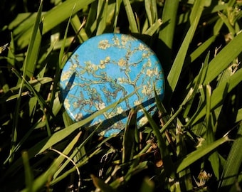 Pin de botón "Flores de almendro" de Van Gogh. Arte coleccionable para mochilas, bolsos y ropa.