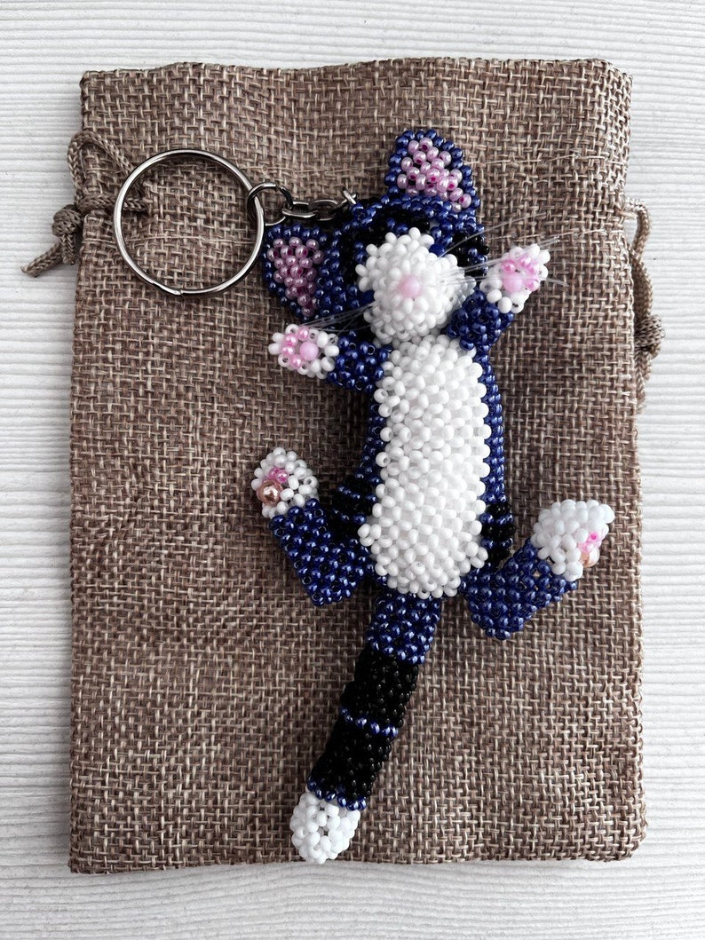 Zelfstudie kralen. Hoe maak je een pdf-patroon voor katten. Kralenpatronen van een sleutelhanger met kralen. Kralen dierendecor Kat met kralen Dier met kralen afbeelding 8