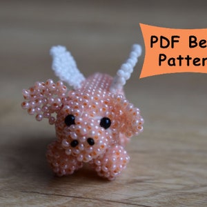 Pode incluir: Um porco de contas rosa com asas brancas. O porco tem olhos pretos e um pequeno focinho rosa. O texto "PDF Bead Pattern" está no canto superior direito da imagem.