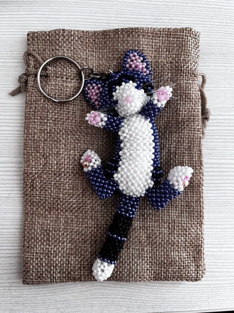 Zelfstudie kralen. Hoe maak je een pdf-patroon voor katten. Kralenpatronen van een sleutelhanger met kralen. Kralen dierendecor Kat met kralen Dier met kralen afbeelding 7