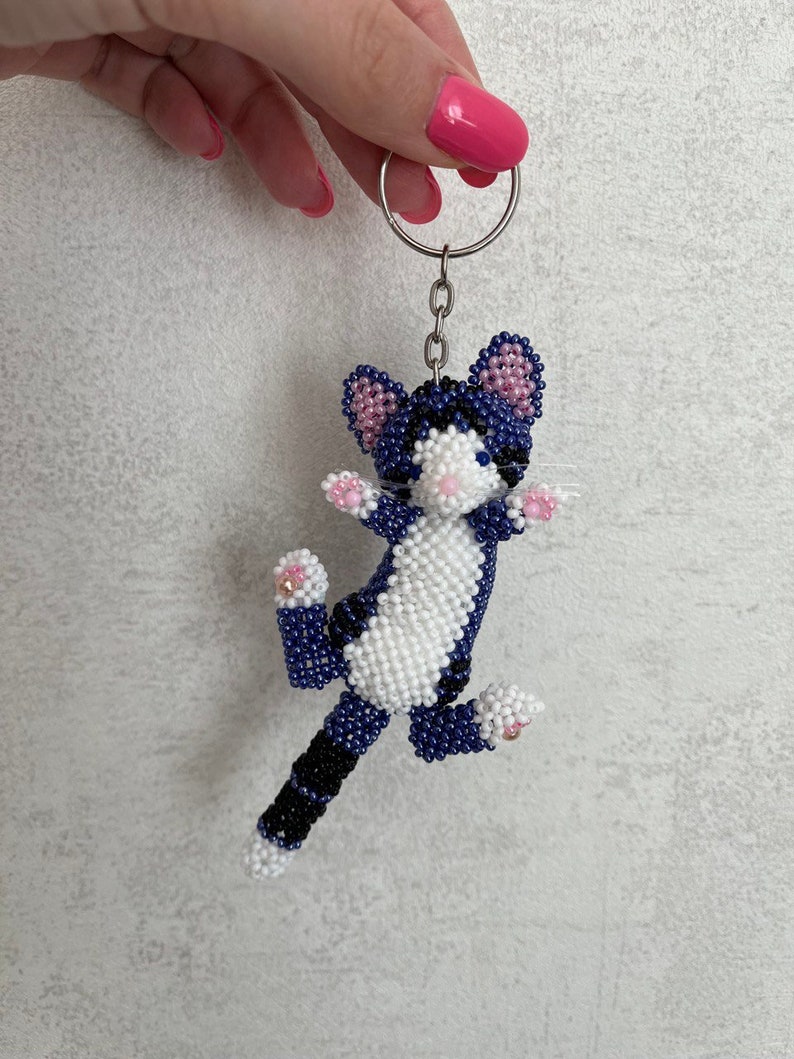 Zelfstudie kralen. Hoe maak je een pdf-patroon voor katten. Kralenpatronen van een sleutelhanger met kralen. Kralen dierendecor Kat met kralen Dier met kralen afbeelding 3