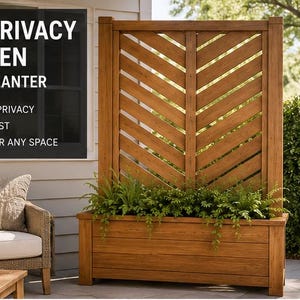 Peut inclure: Un écran d'intimité en bois avec un bac à plantes. L'écran présente un motif en chevrons et est rempli de verdure. Le bac à plantes est rempli de plantes. Le texte à gauche indique "DIY Privacy Screen With Planter".