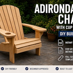 Puede incluir: Silla Adirondack de madera marrón claro con portavasos. La silla tiene respaldo y reposabrazos de listones. El texto de la imagen dice "ADIRONDACK CHAIR WITH CUP HOLDER DIY BUILD PLAN".