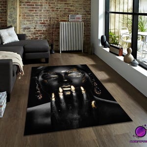 tapis femme or noir, tapis artistique de luxe, tapis abstrait moderne, décoration intérieure élégante, tapis portrait glamour, tapis art mural tendance
