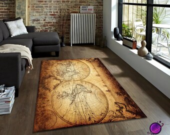 Puede incluir: Una alfombra rectangular con un diseño de mapa vintage. La alfombra presenta dos grandes secciones circulares de mapa con líneas y texto detallados, sobre un fondo marrón y beige. La alfombra está colocada sobre un suelo de madera en un salón.