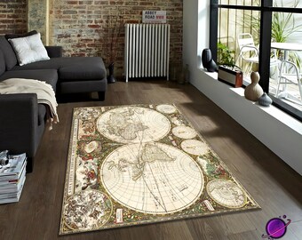 Puede incluir: Una alfombra rectangular con un diseño de mapa del mundo vintage. La alfombra presenta un fondo color crema con ilustraciones detalladas de continentes, océanos y elementos cartográficos. La alfombra está bordeada con un patrón floral decorativo.