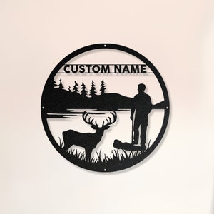 Decorazione murale in metallo personalizzata con caccia al cervo e nome personalizzato per la decorazione della baita, regalo rustico per cacciatore, cartello da parete per lodge, tema natura per esterni