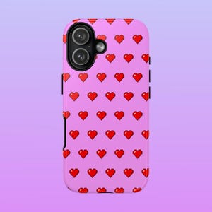Puede incluir: Una funda de teléfono rosa con un patrón repetido de corazones pixelados rojos. La funda tiene un recorte para la cámara y botones laterales negros. El fondo es un degradado de rosa y morado.