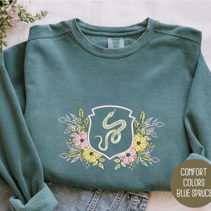 Embroidered House Crest Sweatshirt: Vintage Style Wizard Fan Pullover