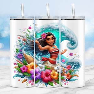 Puede incluir: Vaso blanco con una ilustración de una mujer polinesia surfeando una ola, rodeada de flores coloridas. Incluye pajita y tapa de acero inoxidable, ideal para bebidas frías.