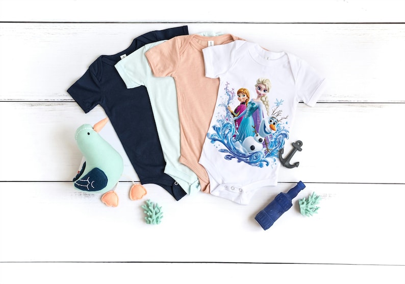 Pu&ograve; includere: Quattro body per neonati, uno con sfondo bianco e una grafica colorata di Elsa e Anna di Frozen, uno azzurro, uno pesca e uno blu scuro.