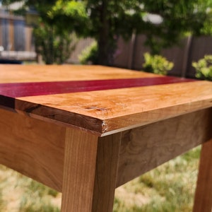 Table d'appoint dissimulée, bois dur de cerisier et coeur violet
