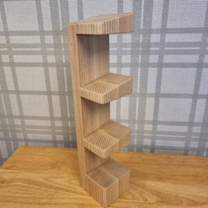 Support pour montre en frêne à 3 niveaux.