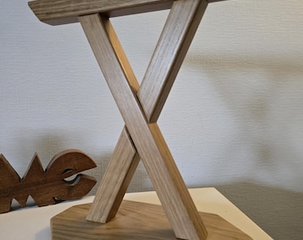 VR headset stand. (oak)