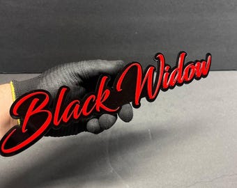Naklejka na samochód z nadrukiem Black Widow 3D z niestandardowym tekstem (1 szt.) – wielokolorowa akrylowa naklejka na samochód sportowy Offroad 4x4 z bezpiecznym dla samochodu klejem, łatwa instalacja