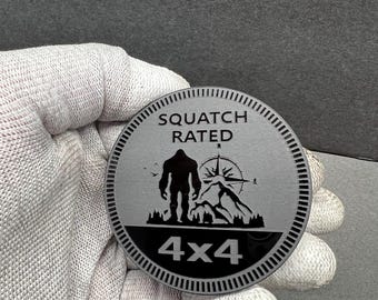 Squatch Rated コンパスエンブレム、4x4 トラックバッジ (2 個セット)