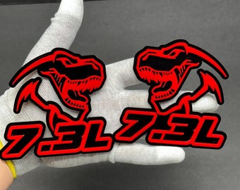 2 emblemas Godzilla personalizados para guardabarros de coche RAGING-7.3 MULTICOLOR, insignia para camión, insignia deportiva todoterreno 4x4 SUV, adhesivo CarSafe, fácil de instalar
