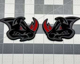 2x Fender Angry Rhino Custom Car Emblem MULRICOLOR Horn- Red Eye Truck Badge Logo Sport Offroad SUV Emblemat Car-Safe Klej Łatwy montaż