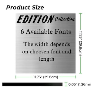 Puede incluir: Una placa de metal plateado con el texto "EDITION Collection" y "6 Fuentes Disponibles". La placa mide 29,8 cm por 29,8 cm y tiene un grosor de 1,26 mm. El texto "El ancho depende de la fuente y la longitud elegidas" tambi&eacute;n est&aacute; en la placa.