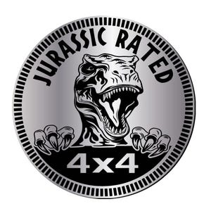 Peut inclure: Un emblème circulaire argenté avec une tête et des griffes de dinosaure en noir et blanc. Le texte "JURASSIC RATED" est en arc de cercle en haut, et "4x4" en bas. L'emblème a une bordure texturée.