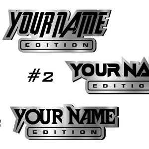 Puede incluir: Tres dise&ntilde;os de metal plateado con el texto "YOUR NAME EDITION" en negro. Los dise&ntilde;os est&aacute;n numerados del 1 al 3.