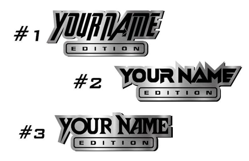 Puede incluir: Tres dise&ntilde;os de metal plateado con el texto "YOUR NAME EDITION" en negro. Los dise&ntilde;os est&aacute;n numerados del 1 al 3.