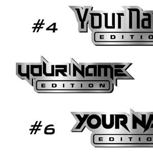 Puede incluir: Tres calcoman&iacute;as de metal plateado con el texto "Your Name Edition" en negro. Las calcoman&iacute;as est&aacute;n numeradas 4, 5 y 6.