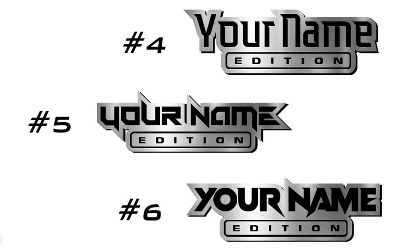 Puede incluir: Tres calcoman&iacute;as de metal plateado con el texto "Your Name Edition" en negro. Las calcoman&iacute;as est&aacute;n numeradas 4, 5 y 6.