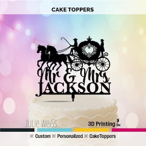 Może przedstawiać: Czarny topper na tort przedstawiający powóz konny z napisem "Mr & Mrs JACKSON". Topper zawiera słowa "Cake Toppers", "Custom", "Personalized" i "3D Printing".