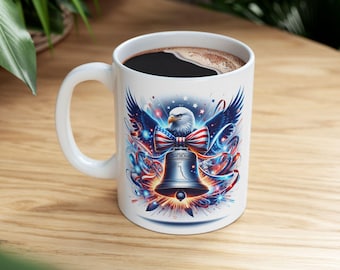 Taza con Águila Patriótica y Campana de la Libertad: Taza de Café con Orgullo Estadounidense