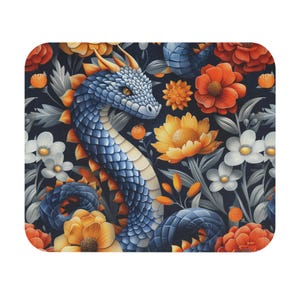 Könnte beinhalten: Ein blauer Drache mit gelben Augen liegt in einem Bett aus bunten Blumen. Die Blumen sind orange, gelb, rot und weiß. Der Hintergrund ist dunkelblau.