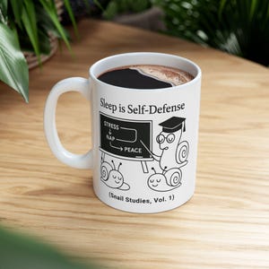 Sommeil, c&#39;est une tasse d&#39;autodéfense, études d&#39;escargots, tasse escargot drôle, jolie tasse escargot, cadeau de soins personnels, cadeau pour amoureux des escargots. Mug en céramique (11 oz, 15 oz)