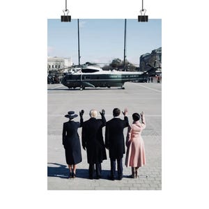 Trump macha do helikoptera Trump Vance macha na pożegnanie Matowe pionowe plakaty